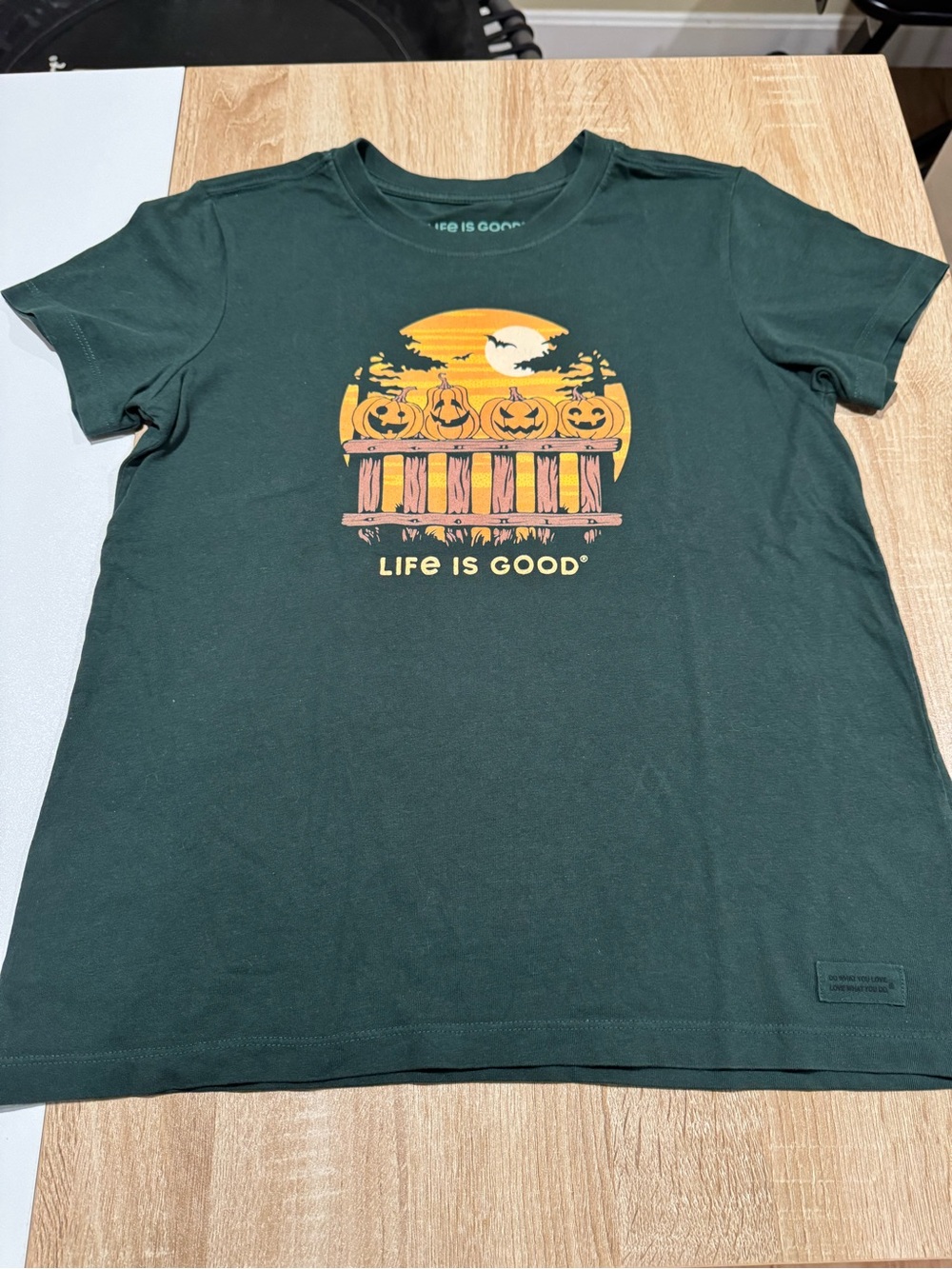 Life is Good women’s T‑Shirt in Dark Green with Pumpkin Graphic size small